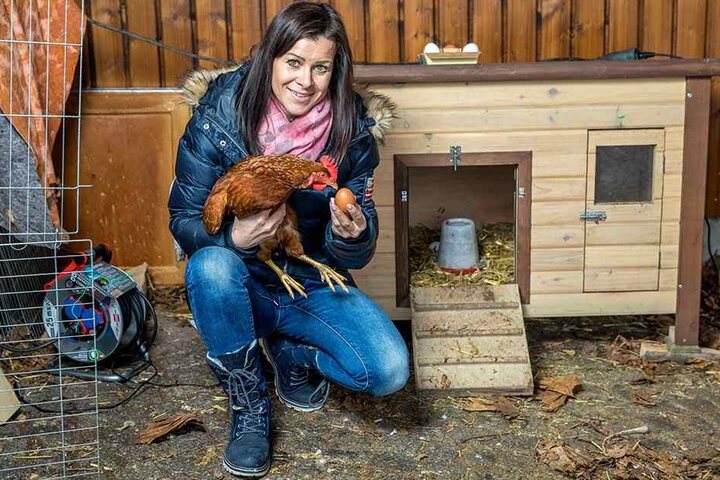 Die Helfer nahmen im Sommer schon Autobahn-Huhn „Gerda“ auf. Jetzt freut sich
Romy fast täglich über Gerdas Eier.