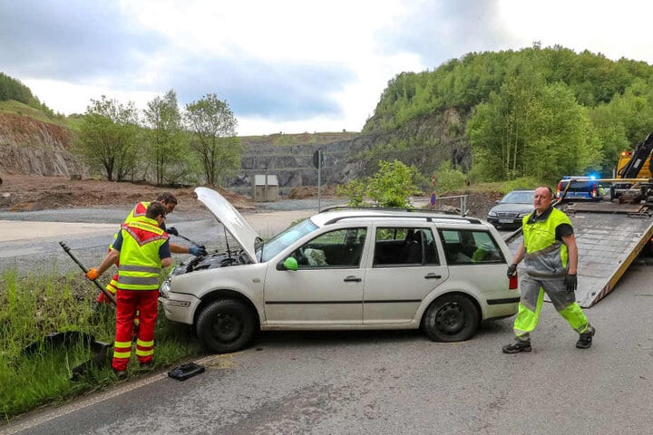 Einsatzkräfte räumten nach dem Unfall die Straße.