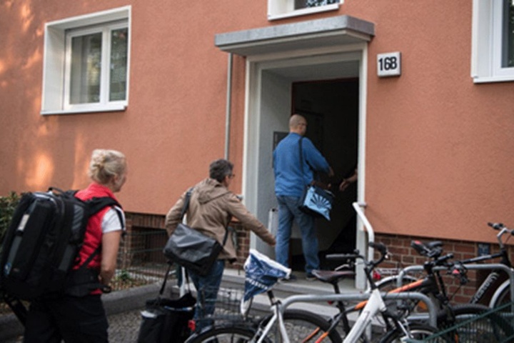 Ermittler gehen in das Haus in Zehlendorf, in dem Gerwald Claus-Brunner starb.