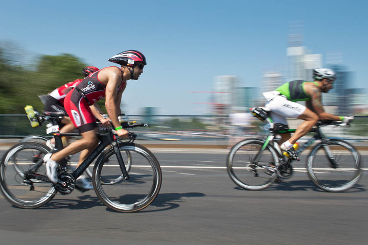 Neben dem Schwimmen und Laufen müssen Triathleten auch 40 Kilometer per Rad bewältigen.