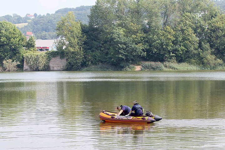 Mit einem Boot wurde der Teich abgesucht.