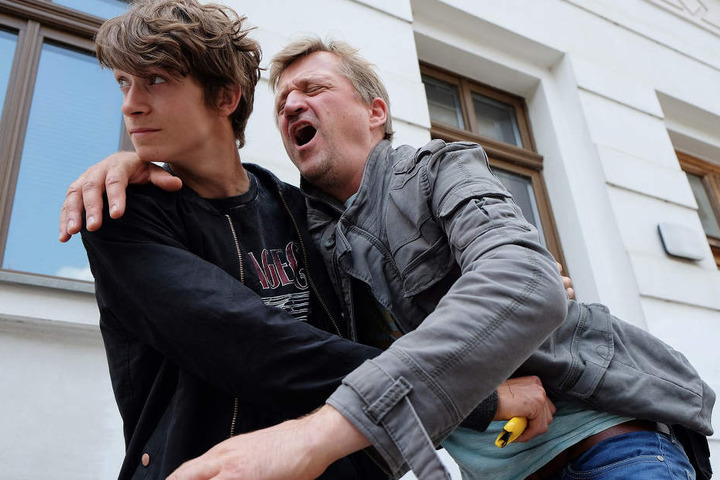 Ralf Keller (Patrick von Blume, re.) ist Polizist und hat Feierabend, als ein junger Mann (Tamino Haberland, li.) einen Laden überfällt. Als Keller ihn stellen will sticht der Täter mit einem Teppichmesser zu.