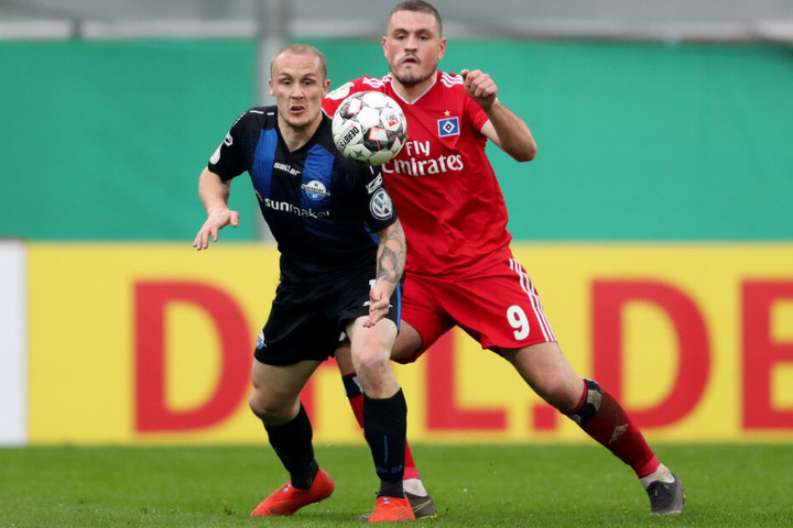 Kyriakos Papadopoulos (rechts) vom HSV kämpft mit dem Paderborner Sven Michel um den Ball.