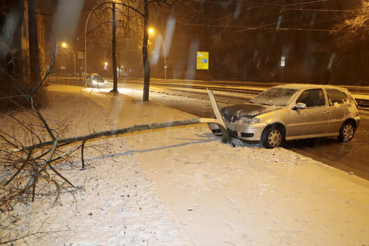In Chemnitz auf der Annaberger Straße krachte ein VW gegen einen Baum.