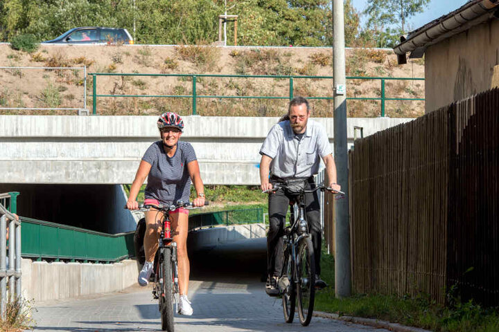 Hier ist der Radweg schon neu gemacht: Kathrin Steinig (51, l.) und Christian Siegel ( 51) fahren regelmäßig entlang der Kopernikusstraße mit dem Rad.