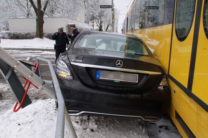 Der Benz wurde zwischen Geländer und Straßenbahn eingeklemmt.