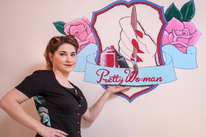 Bei dreht sich alles um die 50er: Franziska Illig-Böttger (27) stylt in ihrem
Laden „Pretty Wo:man“ mach dem Vorbild der 50er Jahre.