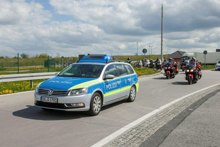 Diesmal gibt es eine Kooperation mit der Polizei. Die Biker bekommen eine blau-weiße Eskorte.