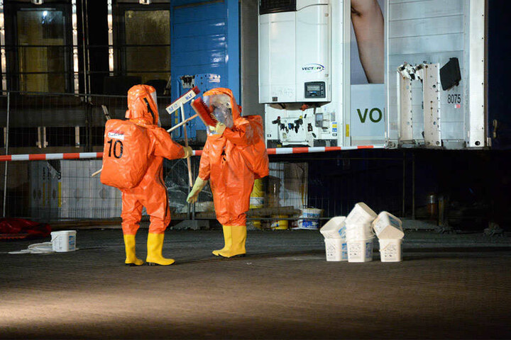 Mit Spezialanzügen musste die Feuerwehr das Zinksulfat entfernen.