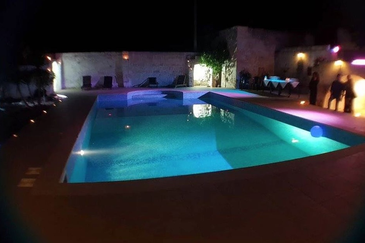 Der Pool bei Nacht.