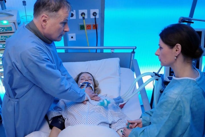 Klinikleiter Dr. Roland Heilmann muss die frischgebackene Mutter reanimieren.