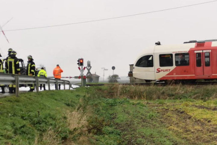 Der Zug konnte noch vor dem Bahnübergang stoppen.