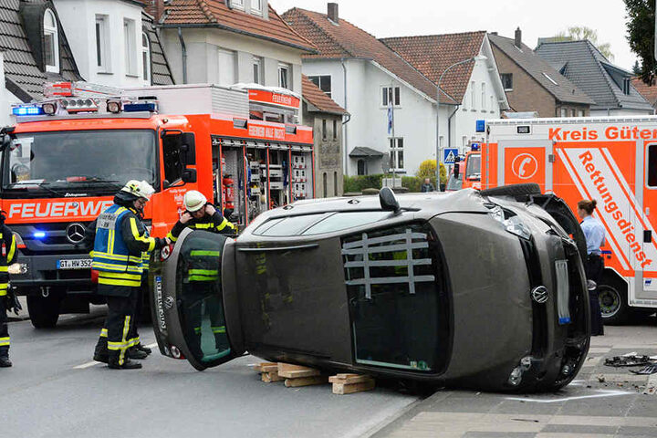Der Golf kippte auf die Seite. Der Fahrer musste befreit werden.