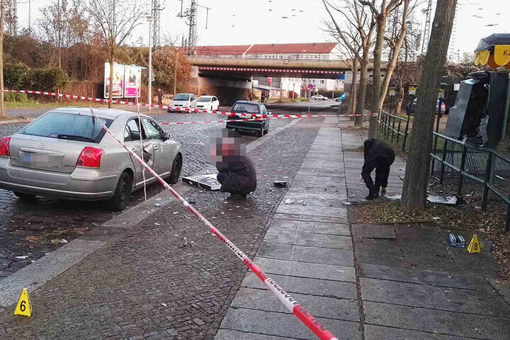 Die Straße musste wegen der Spurensuche voll gesperrt werden.