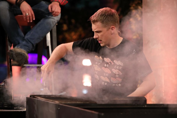Oliver Pocher bei der Zubereitung seines Desserts.