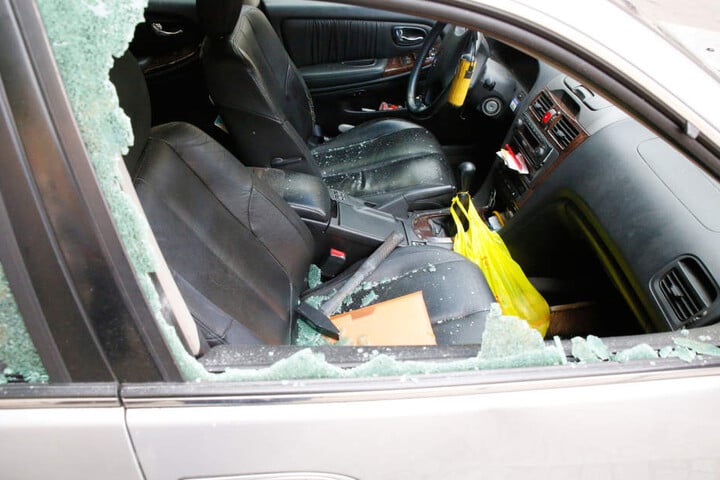 Einer der Männer nahm einen Hammer und zertrümmerte zwei Scheiben des Nissan.