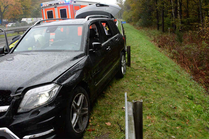 Nachdem die Leitplanke abmontiert war, konnte der verletzte Fahrer aus seinem Fahrzeug geholt werden.