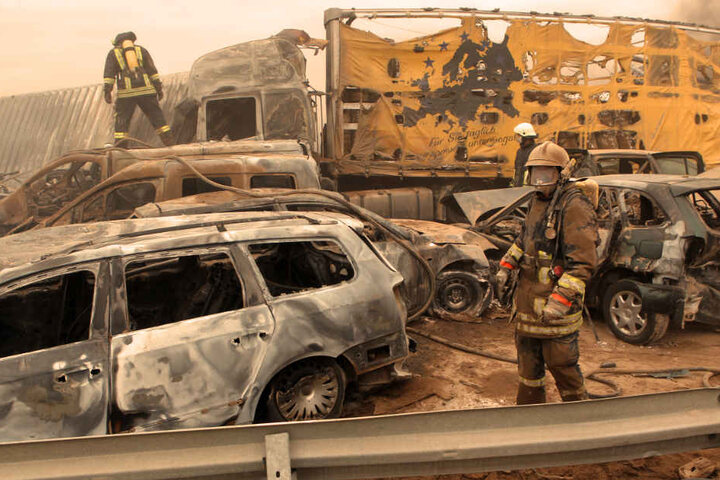 Feuerwehrleute sind auf der Autobahn A19 bei Rostock nach einem Sandsturm im Einsatz.