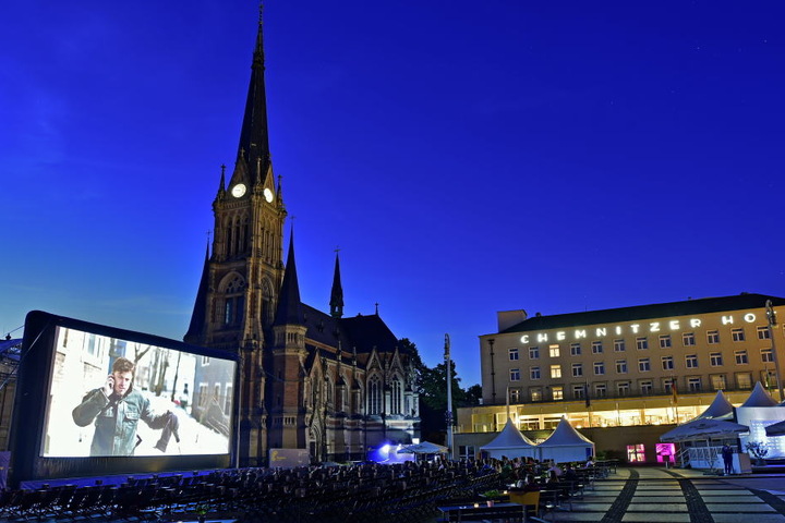 Großes Kino vor schöner Kulisse:
15 000 Besucher kamen zum
Freiluft-Filmspaß auf den
Chemnitzer Theaterplatz.