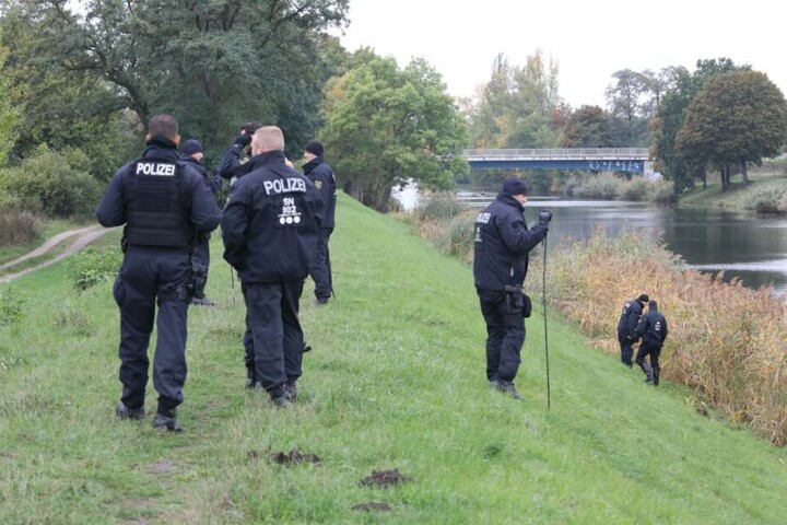 Etwa fünfzig Polizeibeamte suchten das Gebiet zwischen dem Ikea und dem Saale-Elster-Kanal ab.