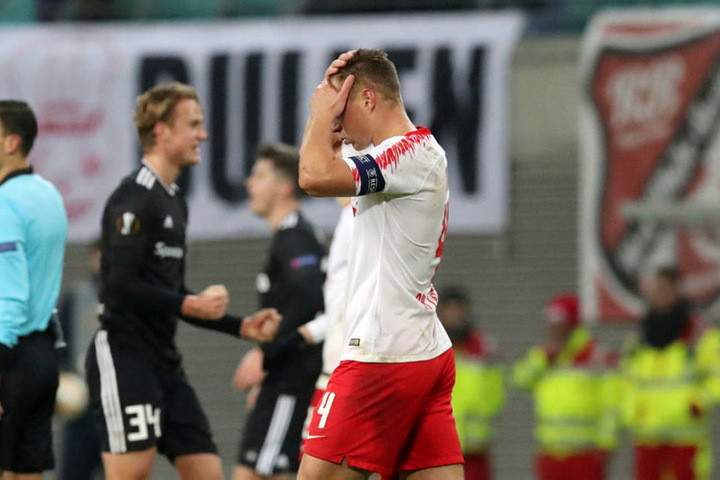 Kapitän Willi Orban greift sich ungläubig an den Kopf. Der Alptraum ist wahr geworden: Salzburg gewann in Glasgow, Leipzig spielte hingegen nur Remis gegen Trondheim.