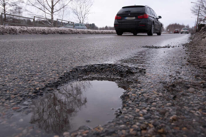 Schlaglöcher am Südring: Bald soll die Stadt kleine Reparaturen selbst übernehmen.