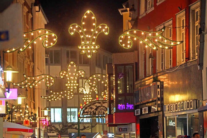 Die Höckerstraße strahlte wie alle anderen Straßen in der Innenstadt hell.