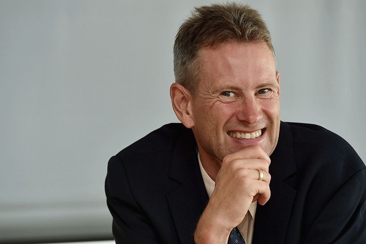 Hat gut Lachen, denn er darf mehr Schulden machen: DVB-Boss Andreas Hemmersbach (50).