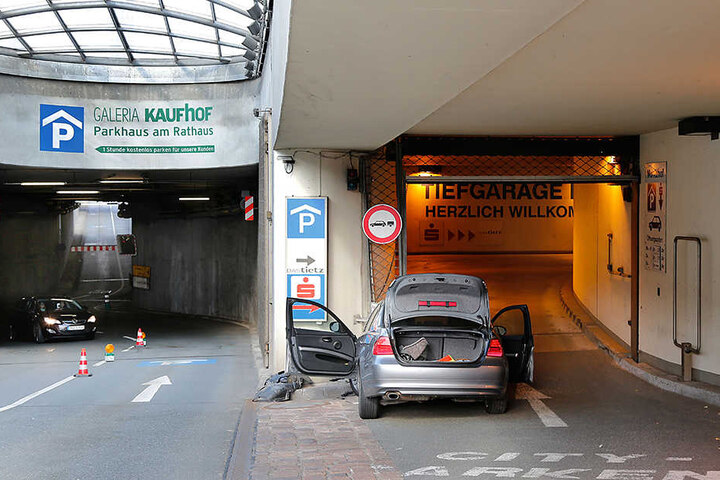Der BMW prallte erst gegen eine Betonwand, bevor er gegen ein Rolltor krachte.