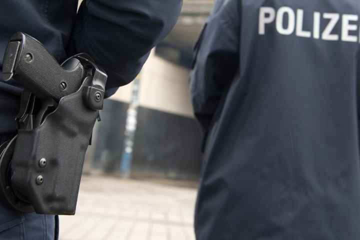 Zwei Polizeibeamten fiel der junge Fahrer auf. (Symbolbild)