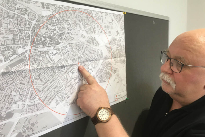 Udo Olschewski erläutert den Fundort der Großladungsbombe.
