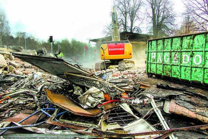 Nach und nach wird der Bahnhof zu Kleinholz verarbeitet.