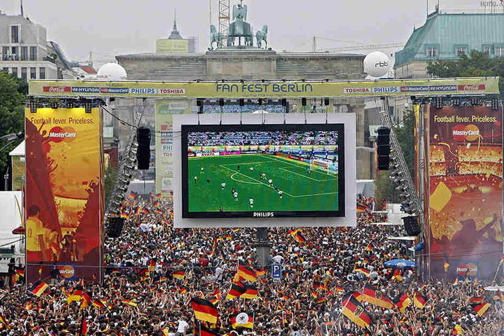 Müssen sich Fußball-Fans beim Public Viewing an einen neuen Nationalhymnen-Text gewöhnen?