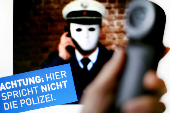 Die Polizei warnt immer wieder vor Betrügern, die sich am Telefon als Polizisten ausgeben. (Symbolbild)