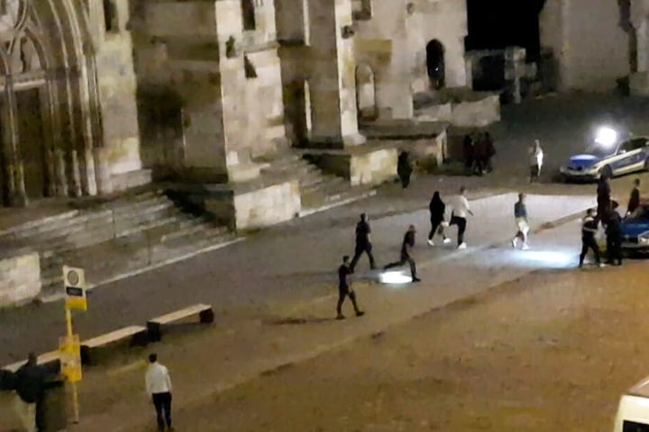 Mehrere Personen wehrten sich in Regensburg gegen die angerückten Polizeibeamten.