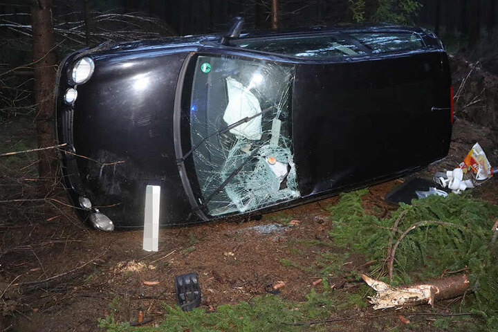 Die Frau hatte in einer Rechtskurve die Kontrolle über ihr Auto verloren. Wir wurde verletzt und musste ins Krankenhaus gebracht werden.