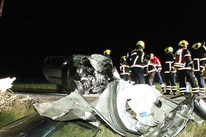 Der Fahrer kam in einer langgezogenen Rechtskurve nach links ab und prallte frontal gegen einen Baum.