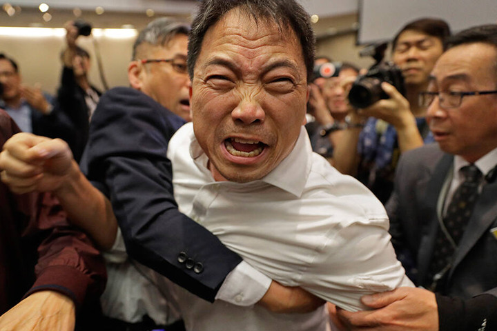Sicherheitspersonal hält den Abgeordneten des demokratischen Lagers, Wu Chi-wai (M), bei einem Streit mit Pro Chinesischen Abgeordneten im Parlament, dem Legislativrat der Sonderverwaltungszone Hong Kong, fest.