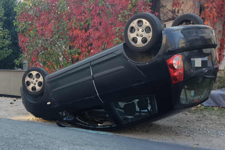 Rentner und Katze waren nach dem Unfall in dem Wagen gefangen.
