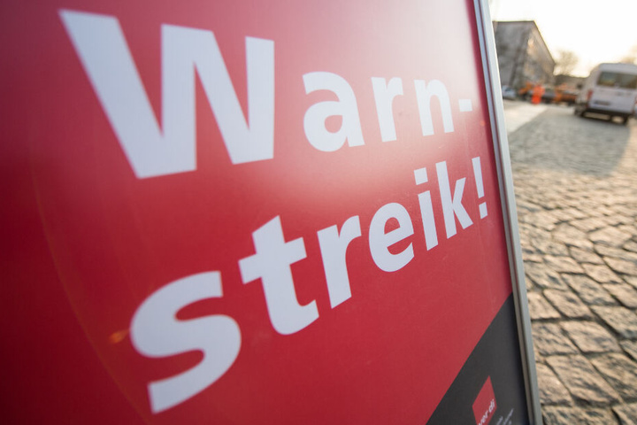 Ein Schild mit der Aufschrift "Warnstreik" wurde von der Gewerkschaft aufgestellt.