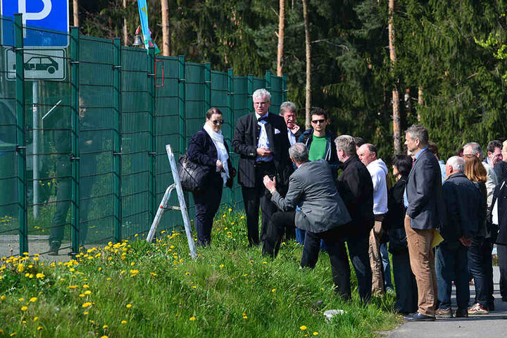 Riesenandrang auf die "Zaunwurst" an der A9.