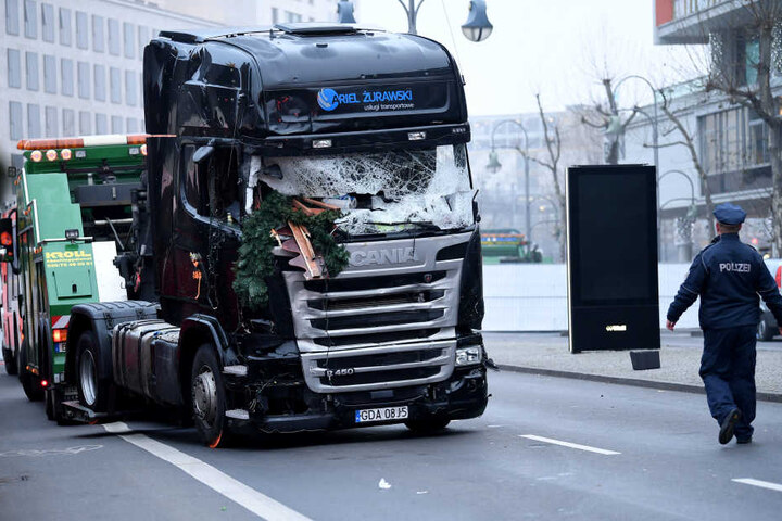 Der Lkw wurde am Dienstag abgeschleppt. Der Anhänger wurde hingegen noch nicht bewegt.