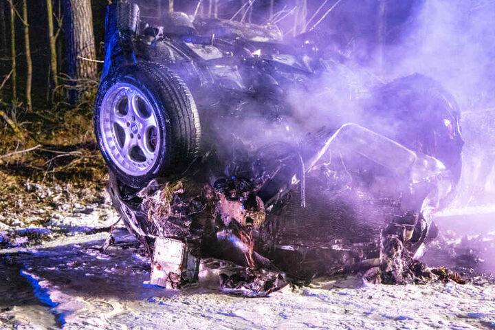 Die Insassen des Volkswagens konnten aus dem Wrack befreit werden, danach ging es in Flammen auf.