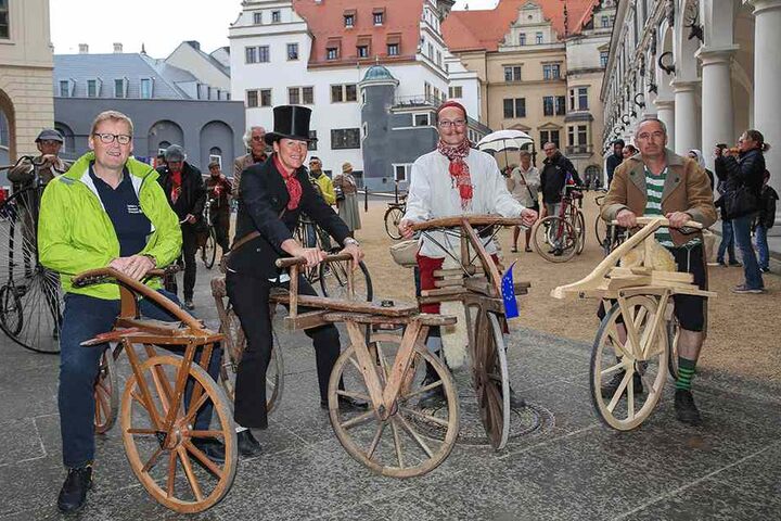 Ausstellung im Stallhof mit Ausfahrt auf Laufmaschinen: Vereine (ADFC, Fahrrad-Veteranen-Freude) und Rad-Freunde wie Verkehrsmuseums-Chef Joachim Breuninger (49, l.) feierten Sonntag das 200-jährige Jubiläum.