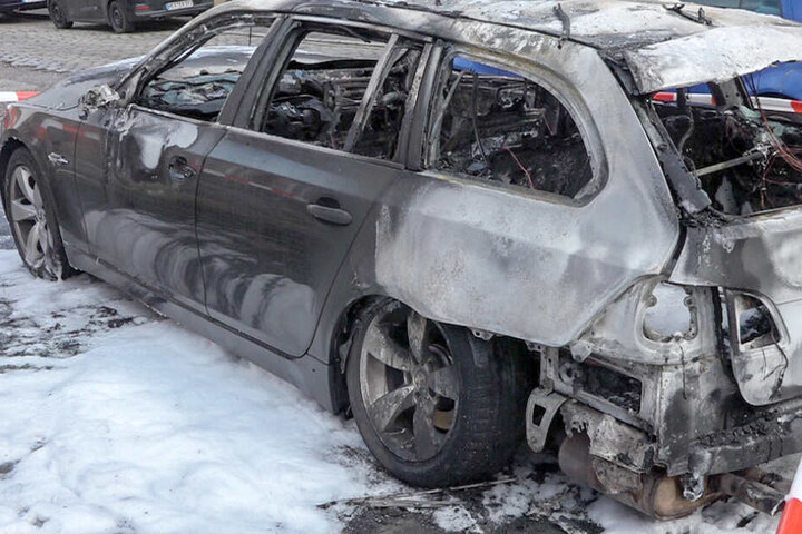Das Auto brannte nach der Rettungsaktion des kleinen Jungen in Nürnberg komplett aus.