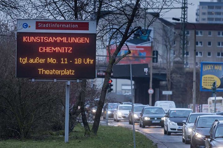 Drei von neun solchen Informationstafeln sind derzeit defekt. Eine Erneuerung der Stelen würde 760.000 Euro kosten.