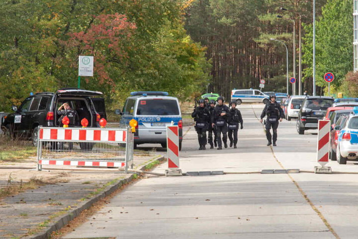 Bis in die Abendstunden wurde die Schule untersucht - ohne Erfolg.