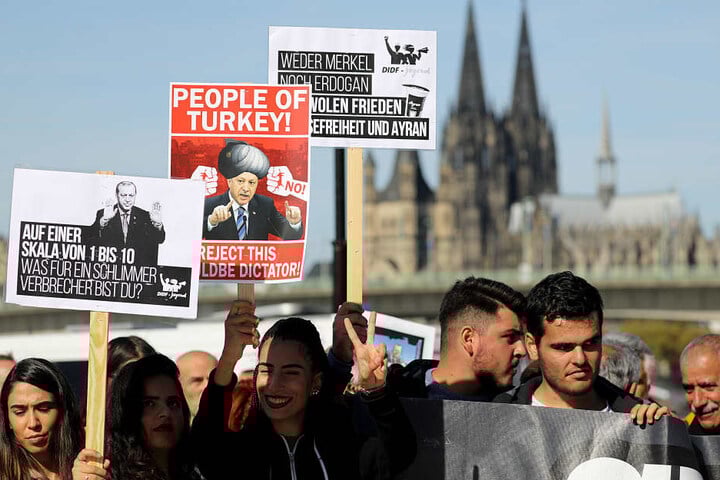 In Köln-Deutz gab es eine große Protest-Versammlung gegen Erdogan.