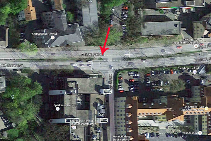 An dieser Stelle kam die junge Frau von der Fahrbahn ab und krachte gegen den Laternenmast.