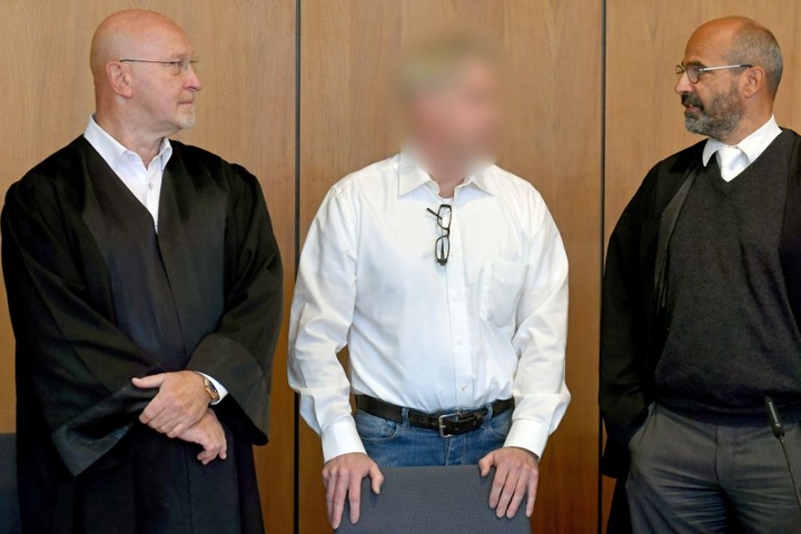 Die Verteidigern Matthias Doehring (l.) und Christoph Hessel (r.) unterstützen den angeklagten Handwerksmeister.